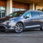 2018_chrysler_pacifica_passenger-minivan_limited_fq_oem_3
