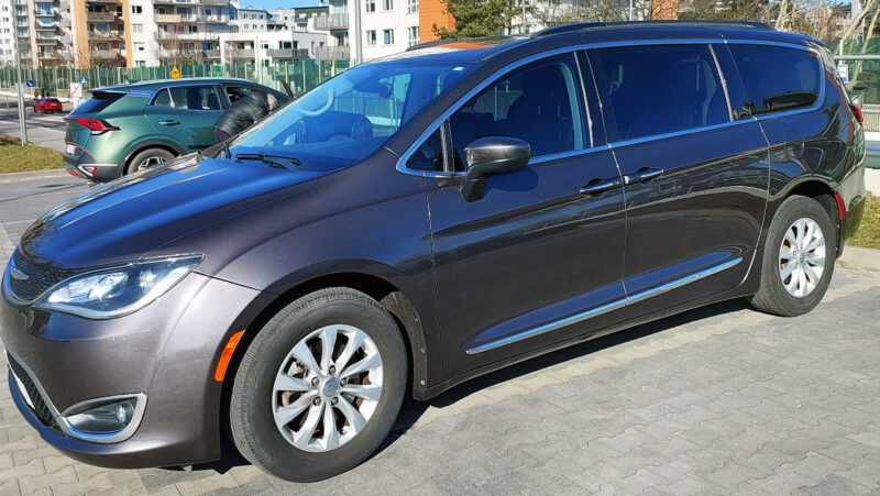 Chrysler Pacifica Minivan 7